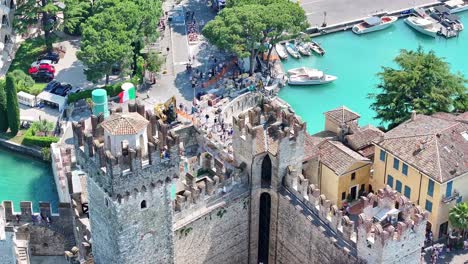 Befestigtes,-Aus-Stein-Erbautes-Scaliger-Schloss,-Sirmione,-Italien,-Luftaufnahme