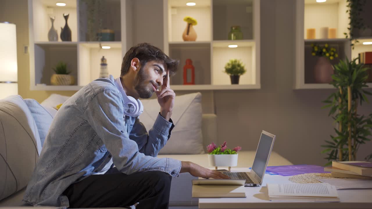estudiante masculino recordando recuerdos felices de la noche en casa y riendo.