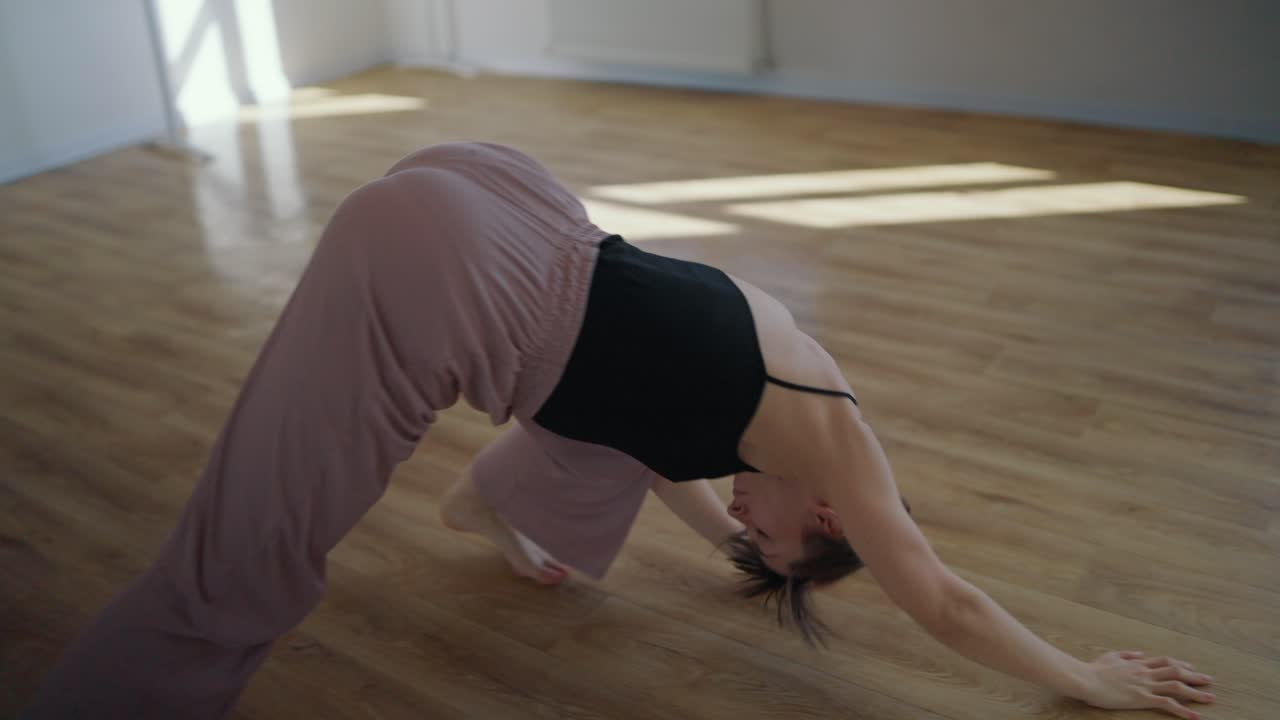 mujer bailando en estudio