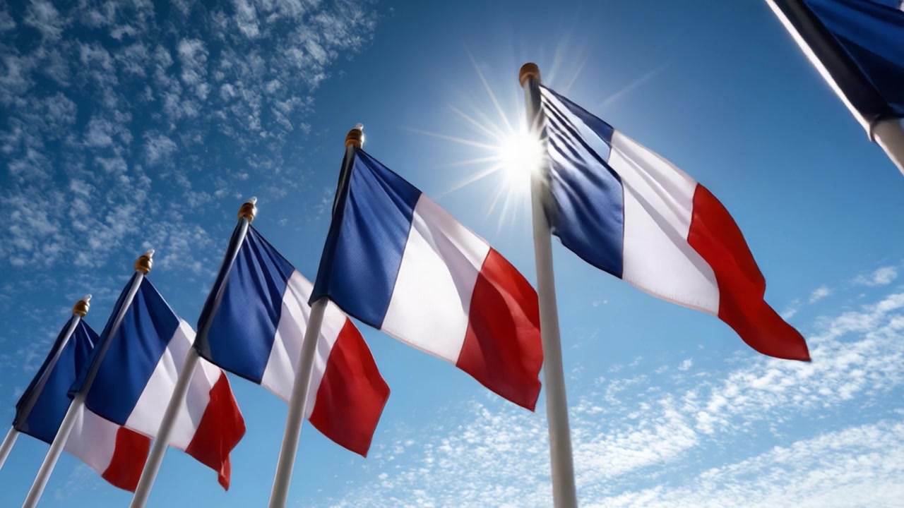 Esposizione serena di sei bandiere francesi che sventolano sotto un cielo azzurro brillante con nuvole leggere, mettendo in mostra l'identità nazionale e l'unità in mezzo alla bellezza della natura.
