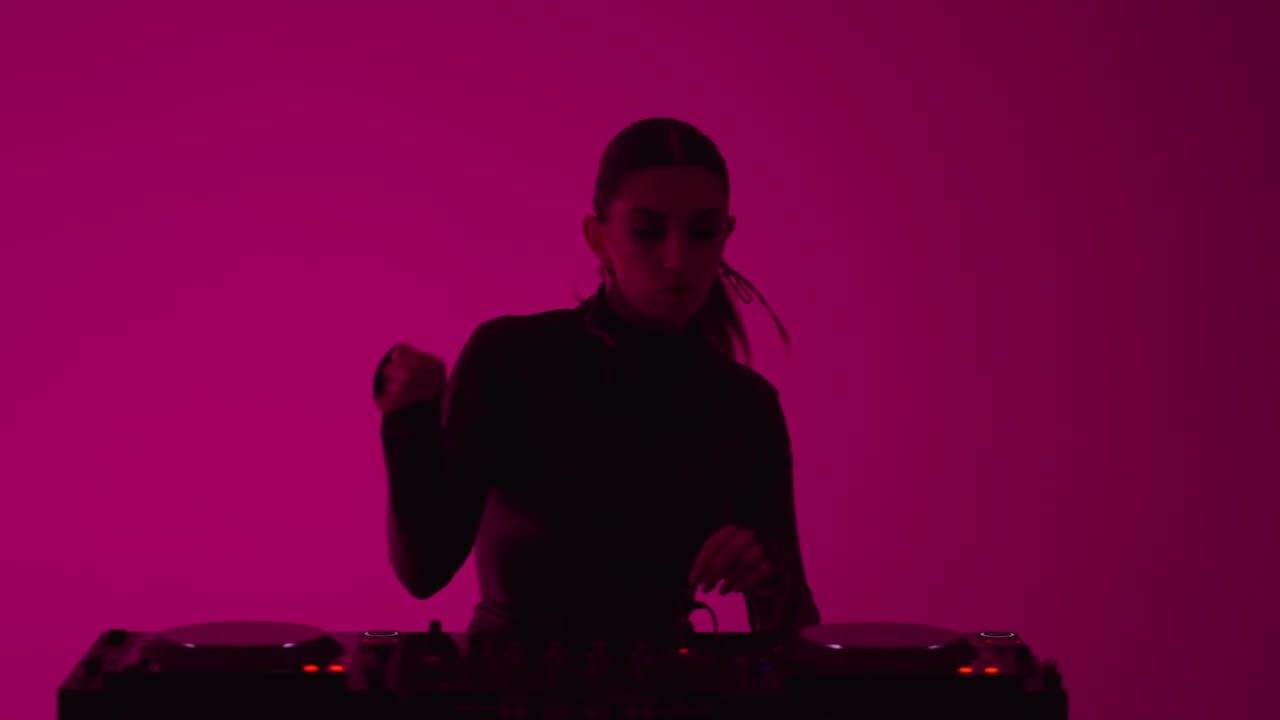 mujer dj actuando en el escenario de un club nocturno