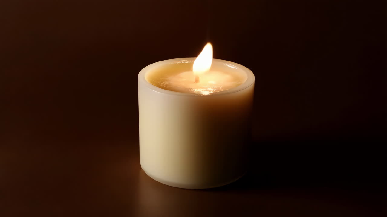 Candela accesa nell'oscurità