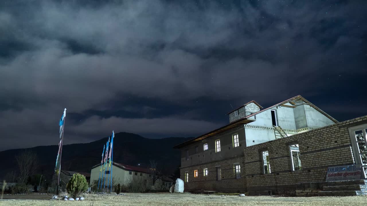 Jumla'da gece hızlandırılmış çekim. Jumla'daki Kanjirowa Oteli'nden çekilen manzara, minimum ışık kirliliğiyle geceleri hızla hareket eden yıldızları gösteriyor.