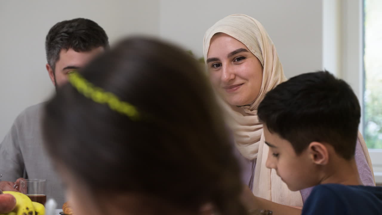 아침 식사를 하는 이슬람 가족의 근접 사진.