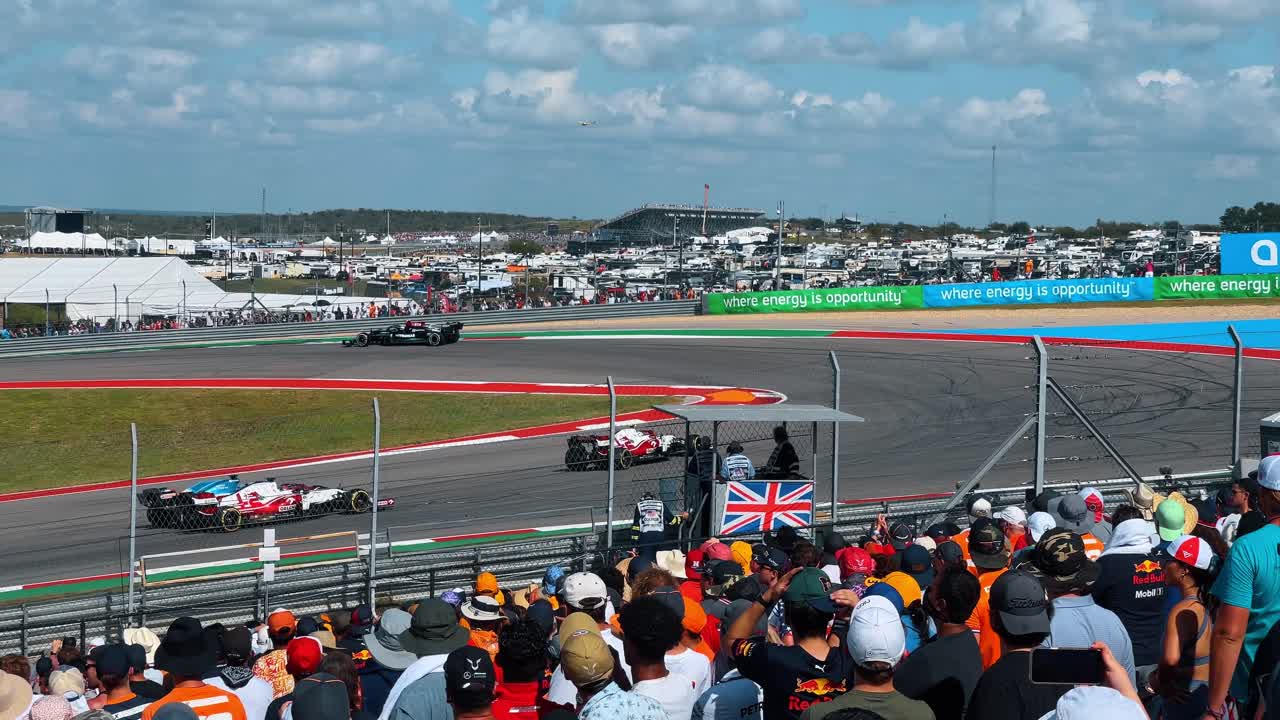 Austin, USA, 1. august 2022: Racerbilder på asfaltbane med tilskuere på tribunene. Høyt vinklet utsikt over motorsportarrangement med fans som ser på fra sidelinjen ved Circuit of the Americas, Austin, Texas