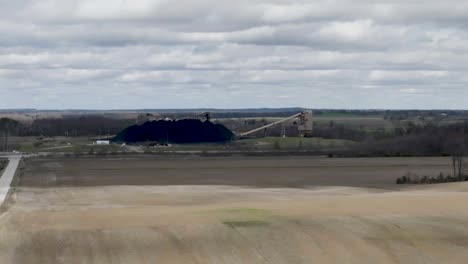 molino de carbón en el sur de indiana con un avión no tripulado tiro ancho avanzando lentamente