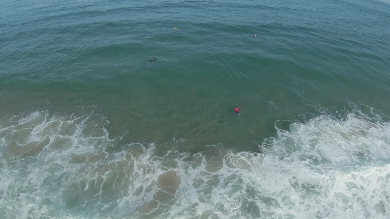 los surfistas compiten en el campeonato mundial de bodyboard en sintra en un día soleado con excelentes olas