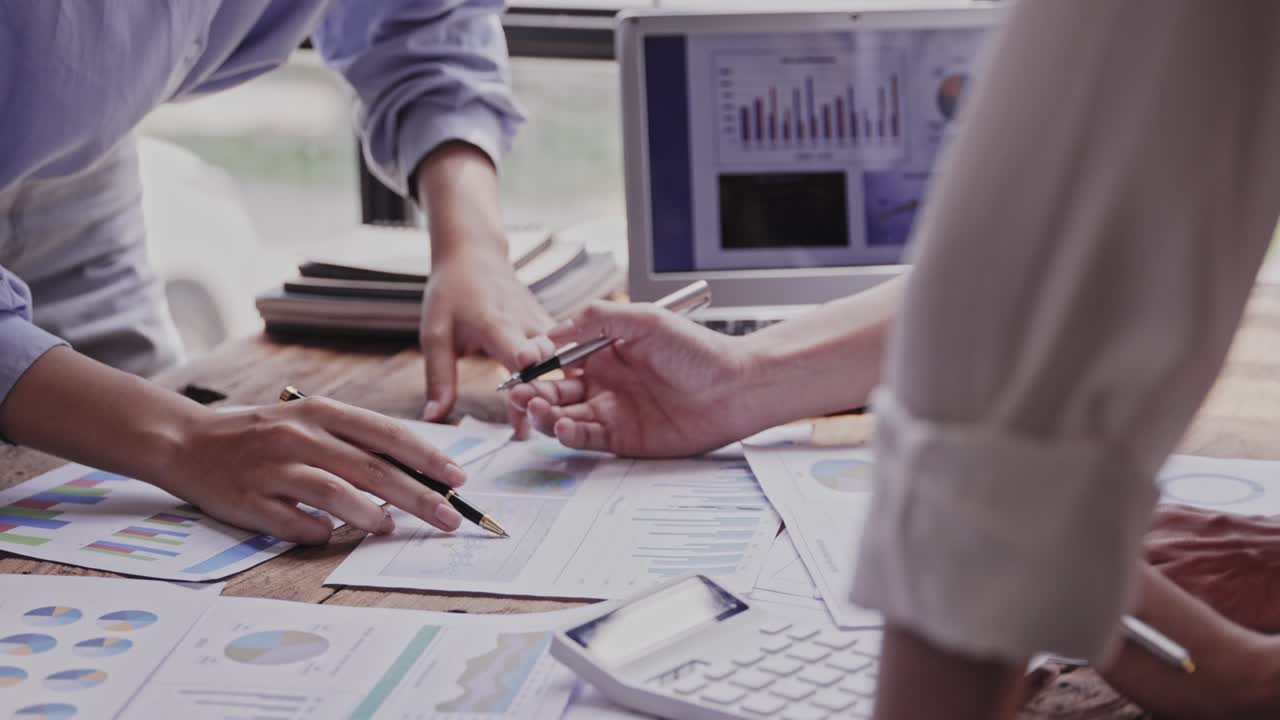 창의적인 젊은이 비즈니스 브레인 스토밍 회의 비즈니스 계획 디자인 아이디어