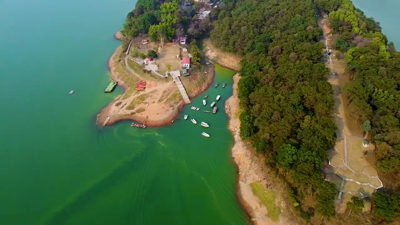 lago prístino en el borde de los bosques de montaña tomas aéreas en el video de la mañana se toma en el lago umiyam shillong meghalaya india