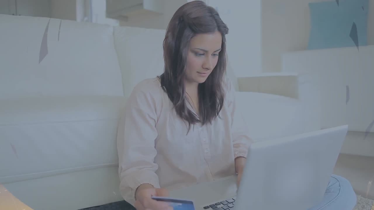 animación del patrón sobre la mujer pagando en línea con tarjeta de crédito.