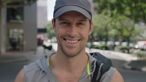 Retrato-De-Un-Joven-Atractivo-Y-En-Forma-Vestido-Con-Ropa-Deportiva-Sonriendo-Feliz-Alegre-Disfrutando-Del-Estilo-De-Vida-De-La-Ciudad