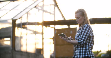 Landwirtschaft-Weibliche-Bäuerin-Mit-Tablet-Im-Gewächshaus