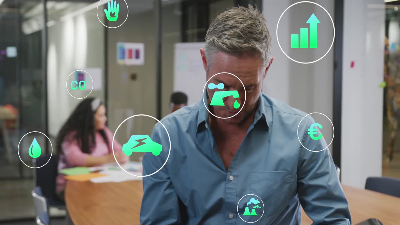 사무실 에서 카메라 를 바라보는 행복 한 백인 사업가 의 초상화