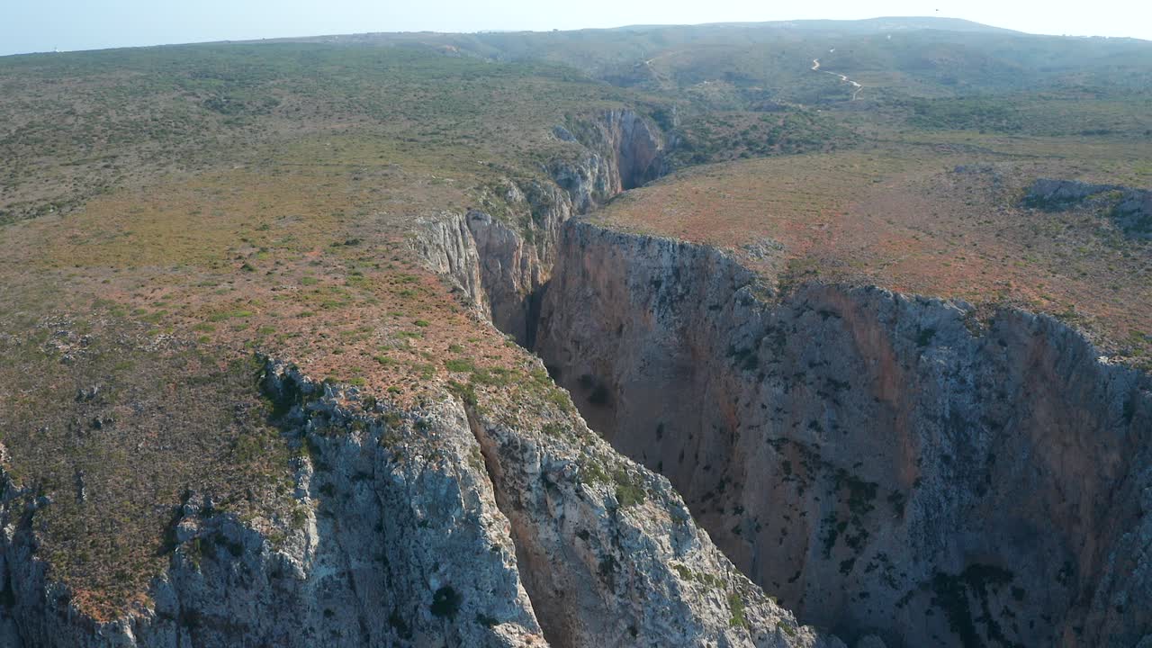 revelan una toma del mar del lago kakia lagada desde las montañas, grecia