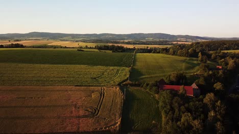 hermoso paisaje rural tranquilo con campos ondulantes y prados