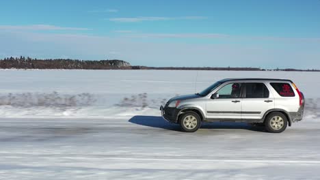 SUV-Fahrt-In-Einem-Abgelegenen-Wintergebiet-Auf-Einer-Verschneiten-Straße-Aus-Nächster-Nähe