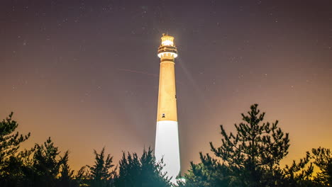 Lapso-De-Tiempo-De-Estrellas-Moviéndose-A-Través-Del-Cielo-Nocturno-Detrás-Del-Histórico-Faro-De-Barnegat