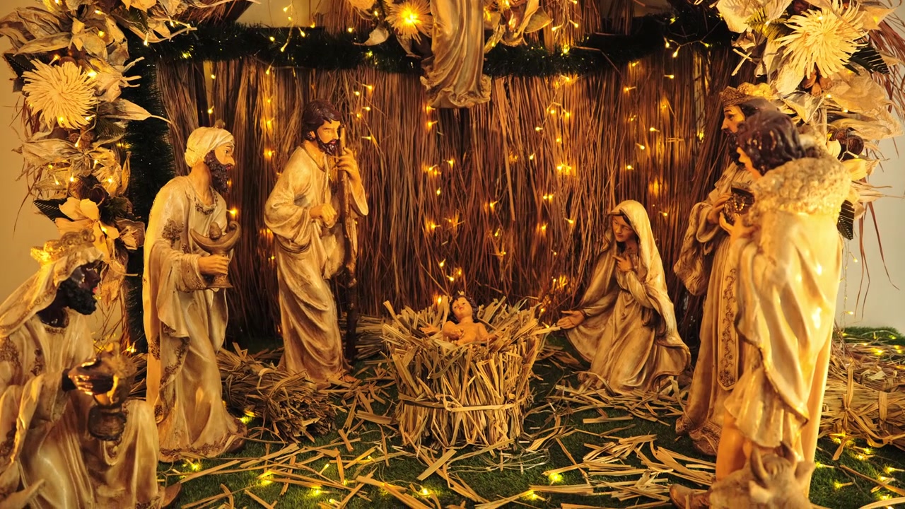 Presepe, Vergine Maria e figure decorate a Metro Manila, Filippine.
