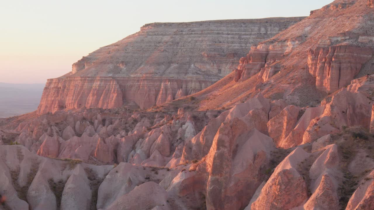 солнечный свет освещает красную скалу фея дымоход эпический турецкий пейзаж