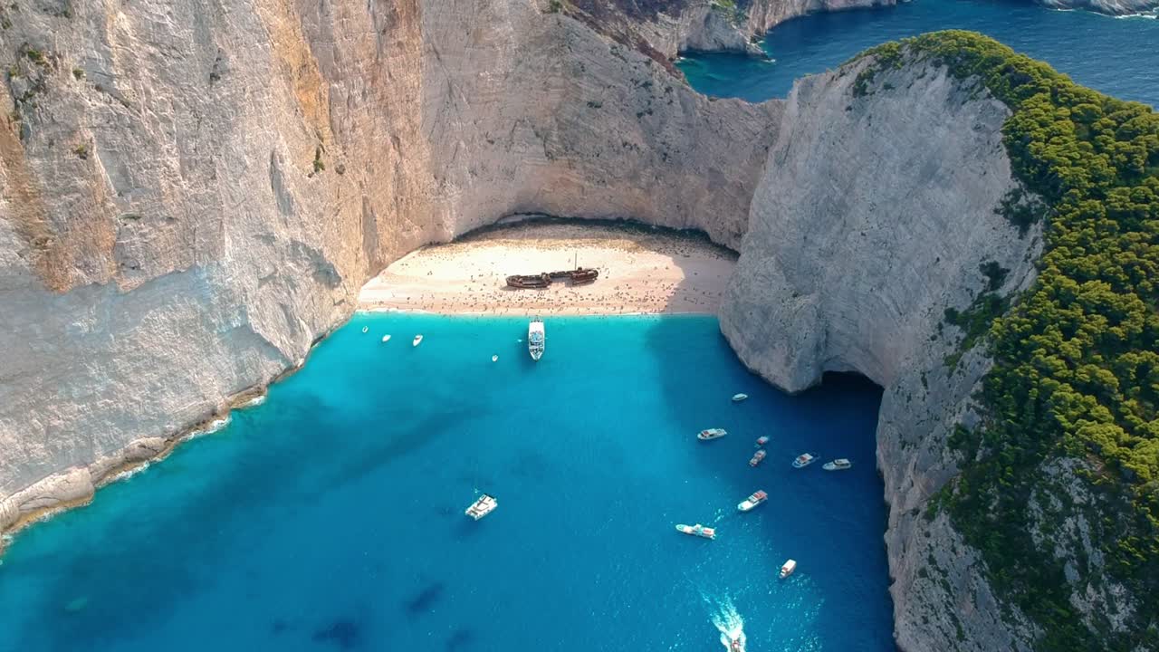 panorama aéreo de yates anclados en la playa de navagio, zakynthos, grecia