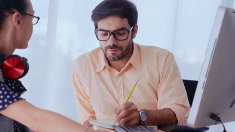 grupo de empresarios creativos teniendo una conversación en el escritorio de la oficina en el lugar de trabajo.