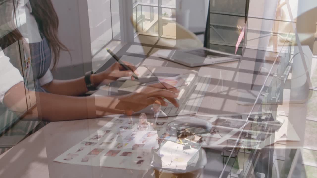 animación de una mujer biracial usando una computadora sobre un grupo de personas de negocios