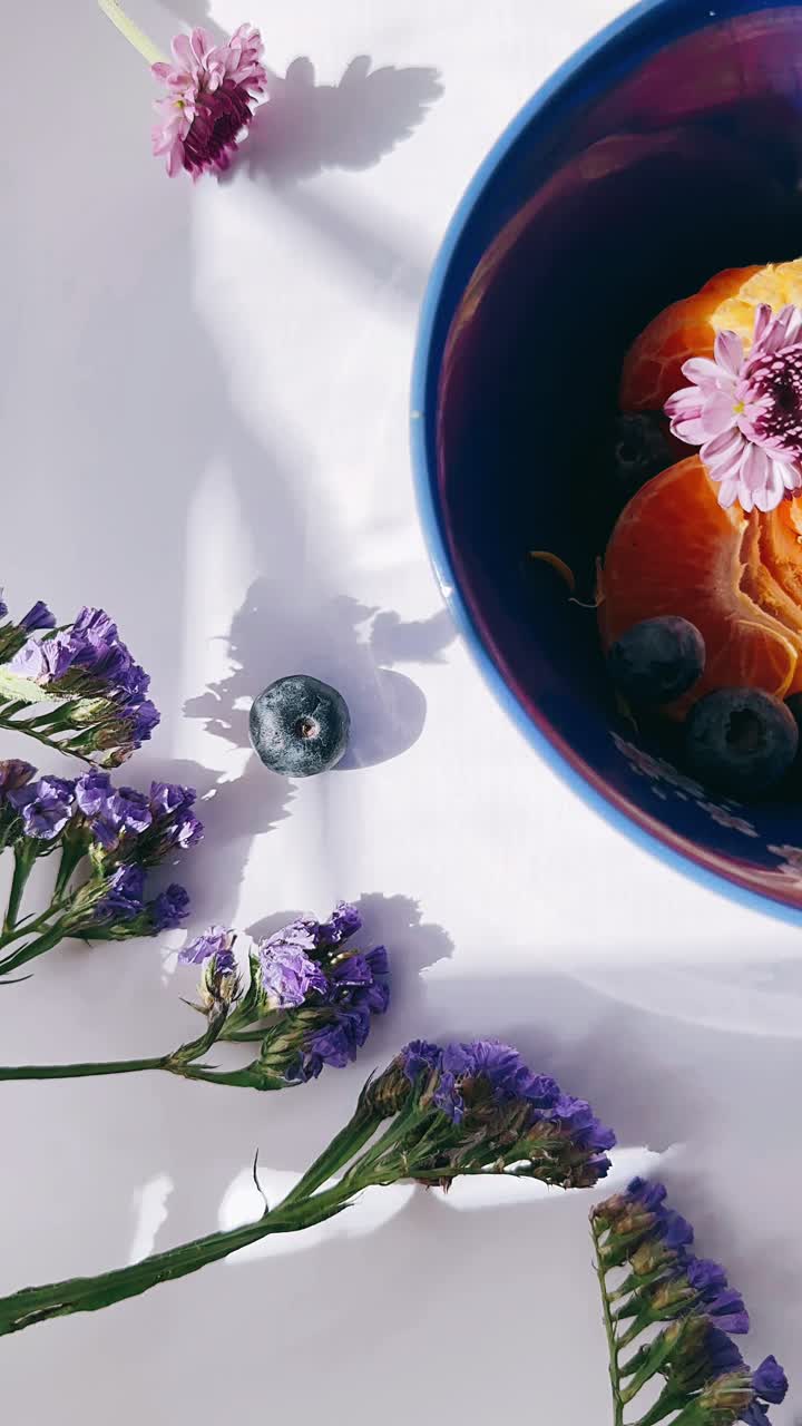 ensalada de frutas en un cuenco azul con flores