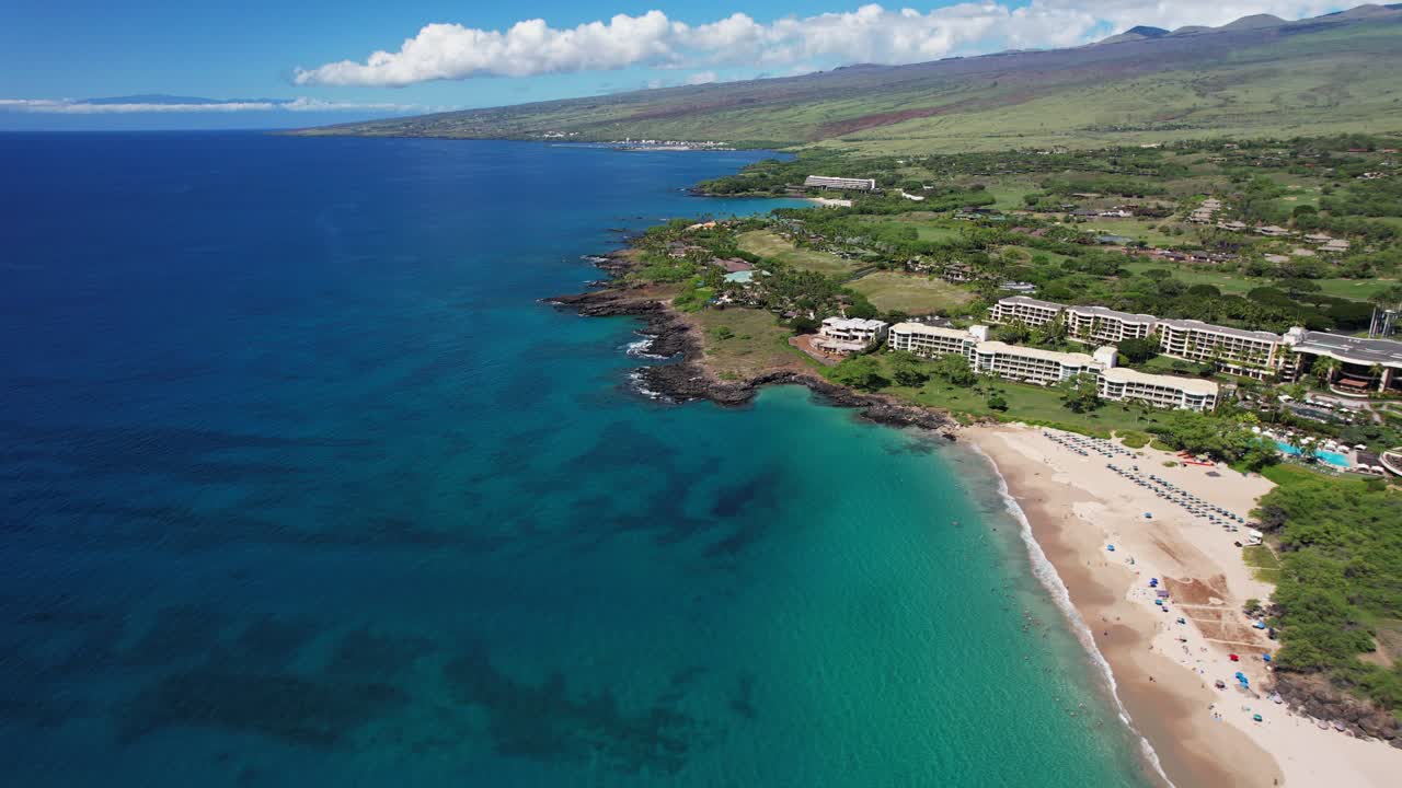 playa hapuna en la isla grande de hawai - avión no tripulado a la izquierda de desplazamiento en un soleado día de verano