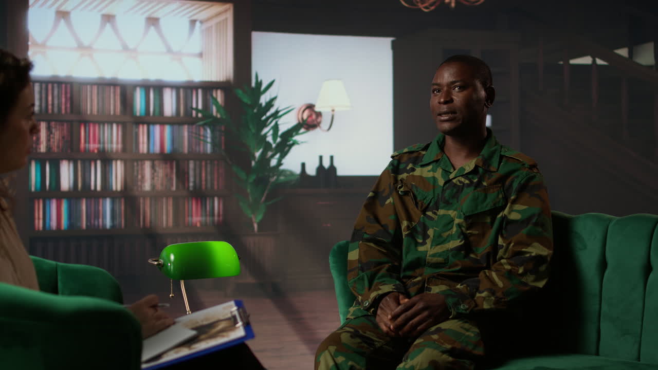 un soldado del ejército negro camuflado se reúne con un psicólogo en terapia.