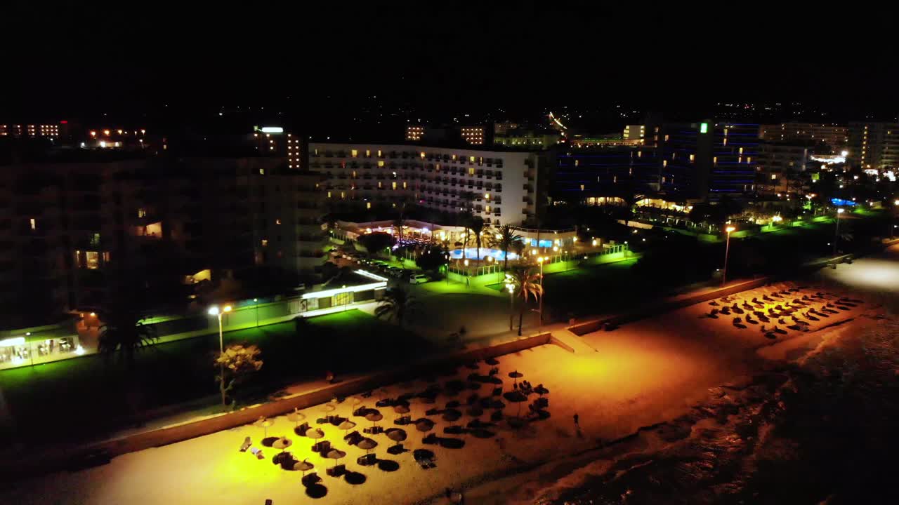 снимок с воздуха вида ночной жизни на острове майорка рядом с пляжем, испания