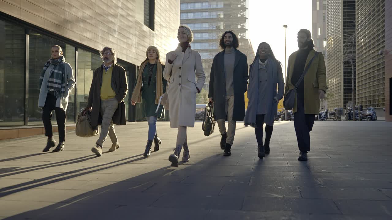 자신감과 결단력으로 목표를 향해 함께 걸어가는 팀 비즈니스 사람들 - 도시의 성공적인 회사 전문가 그룹