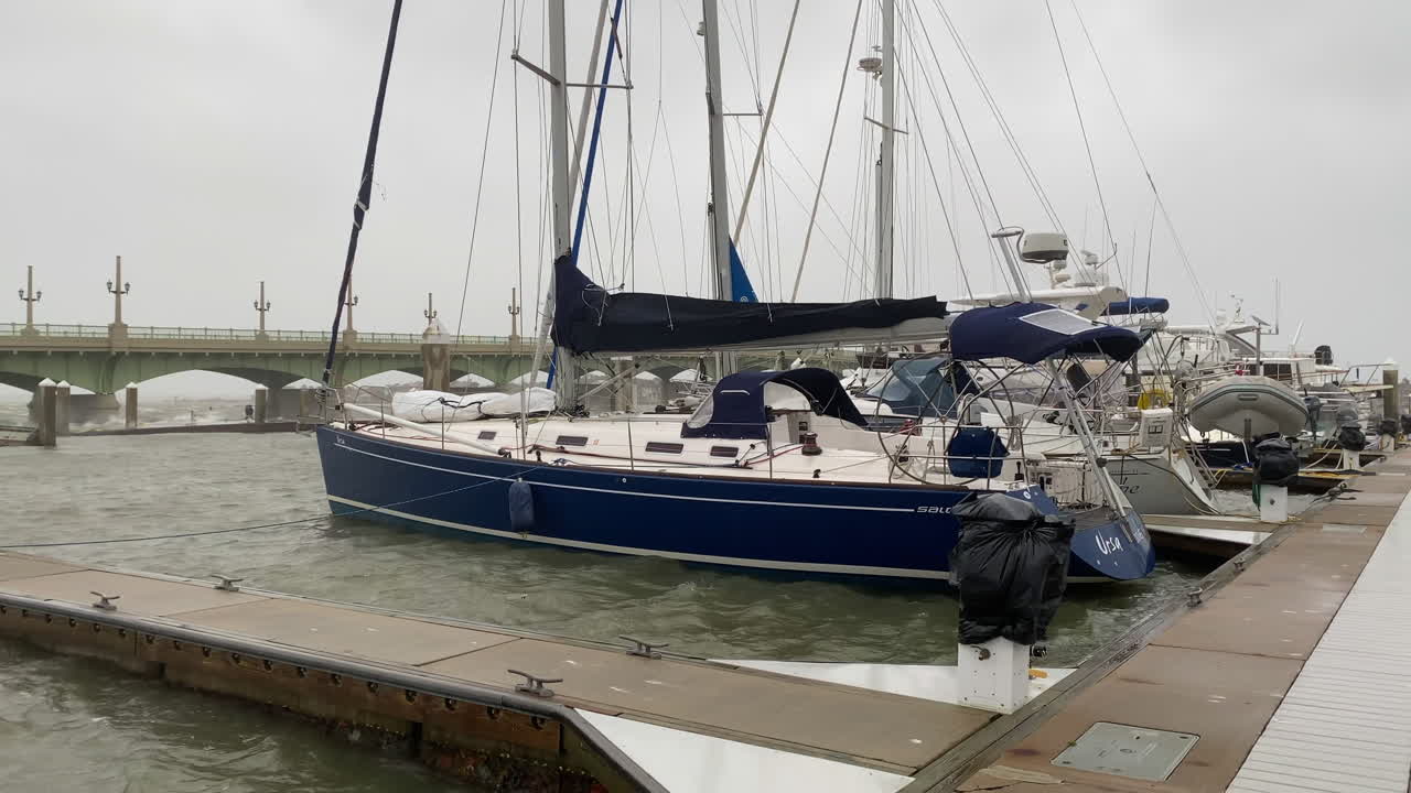 y la tormenta del viento golpea los barcos en el muelle de la marina antes de que llegue el huracán