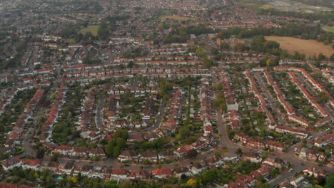 disparo aéreo descendente sobre las casas suburbanas del oeste de londres hounslow