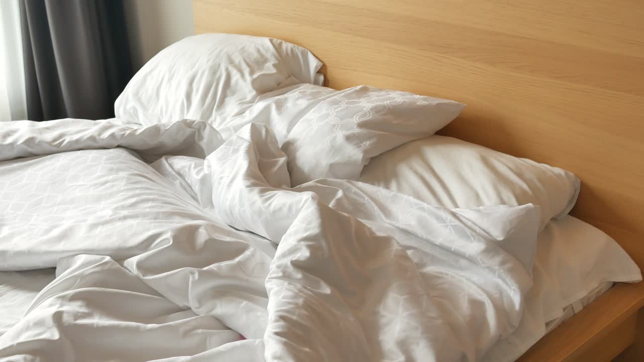 침실 에서 꾸미지 않은 침대