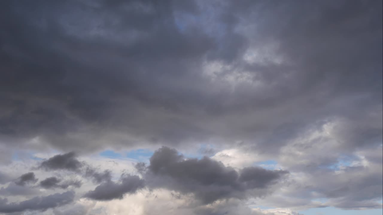 타임스 하늘과 검은 구름, 어두운 회색 폭풍 구름, 극적인 하늘, 어두움에서 조명, 폭풍이 흐르는 구름, 아름다운 자연, 해가 지는 시간에 타임 스 폭풍구름, 끔찍한 날씨