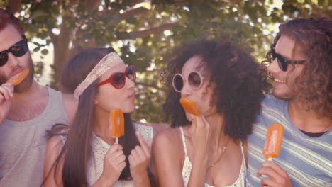 en formato de alta calidad amigos hipsters disfrutando de caramelos de hielo