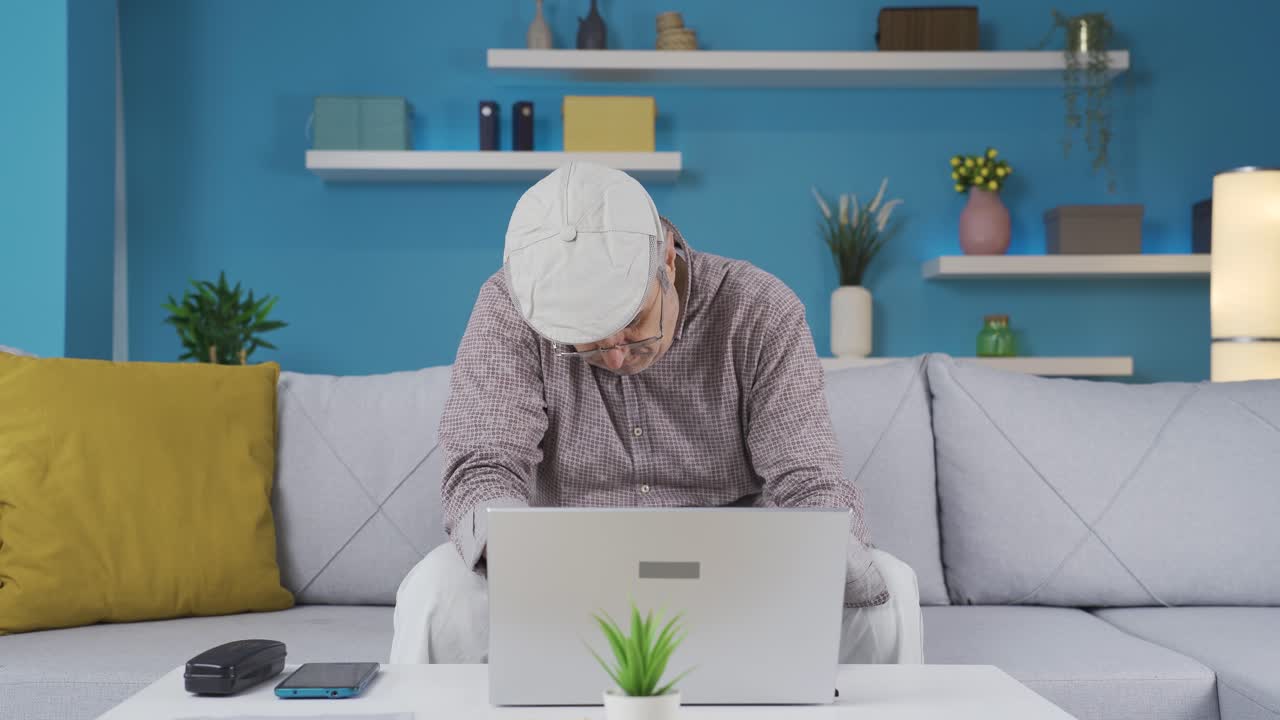 un viejo lindo se queda dormido en la computadora.