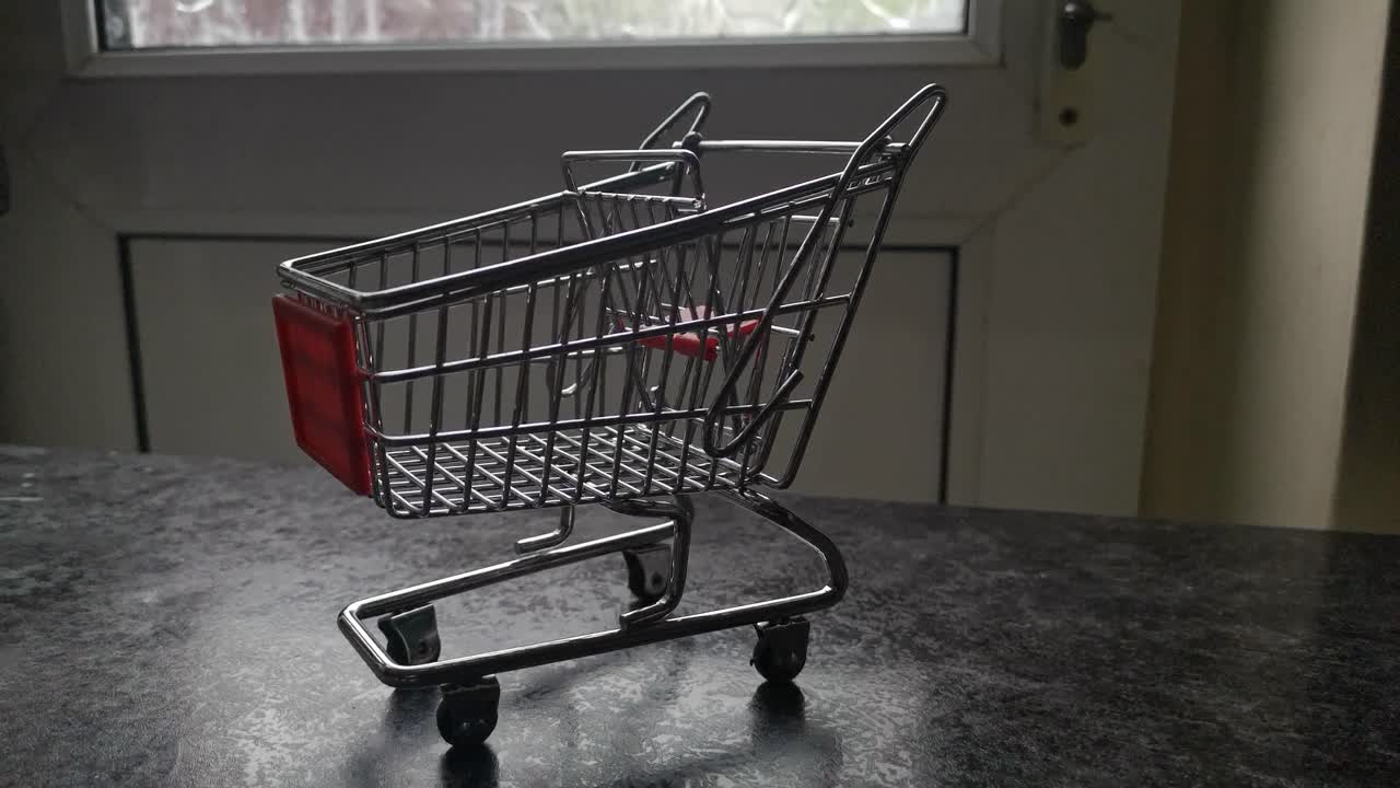 mini carrito de compras vacío concepto de supermercado en casa en línea espacio de copia primer plano órbita derecha