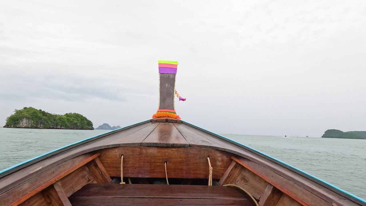 배는 멀리 떨어진 섬을 향해 바다를 가로질러 여행합니다.