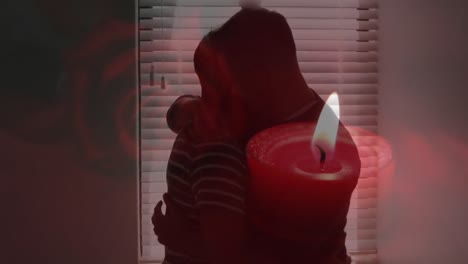 animación de rosas y velas sobre una pareja masculina diversa abrazándose