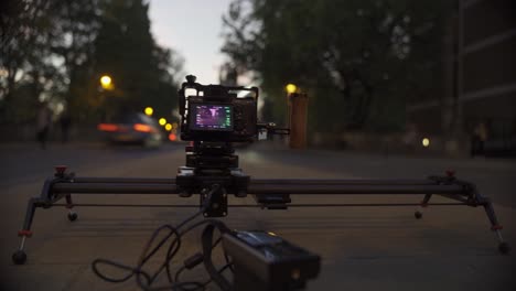 lapso de tiempo de 4k en el control deslizante de movimiento que muestra el concurrido puente magdalen en oxford, reino unido, mientras los automóviles, autobuses y ciclistas lo atraviesan en ambas direcciones