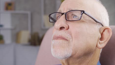 el viejo de las gafas está deprimido y aburrido de cerca.
