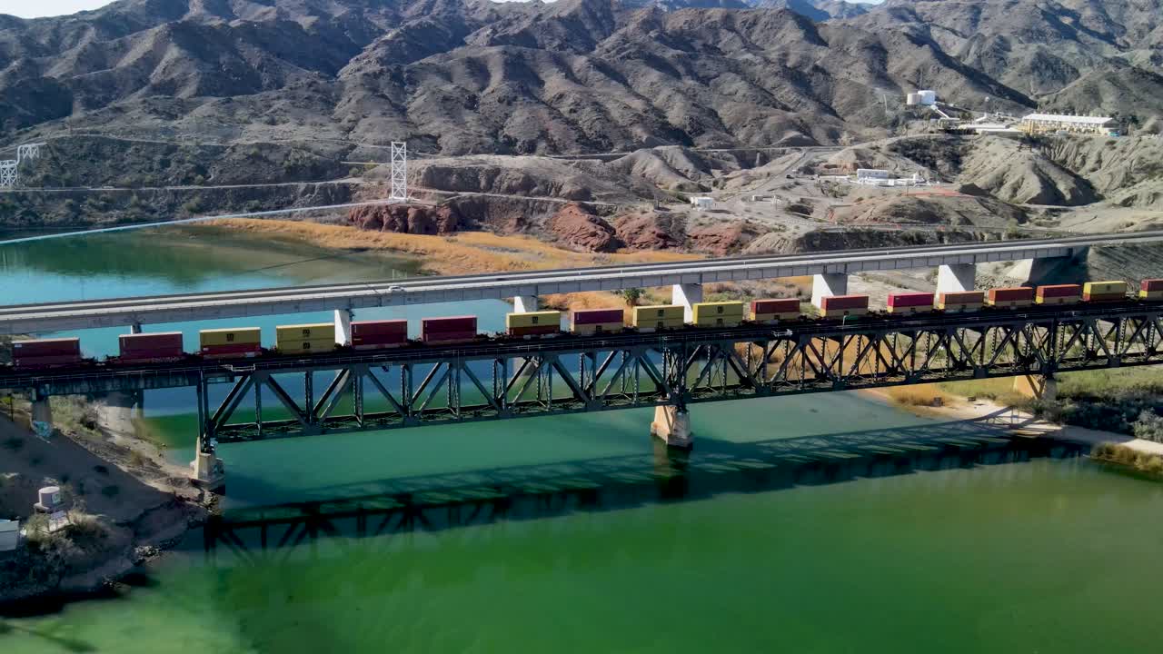 화물 열차, 콜로라도 강을 가로지르는 강철 다리, 캘리포니아와 애리조나 사이의 국경, i-40 고속도로 동쪽, 광각 회전 비행, 드론 촬영