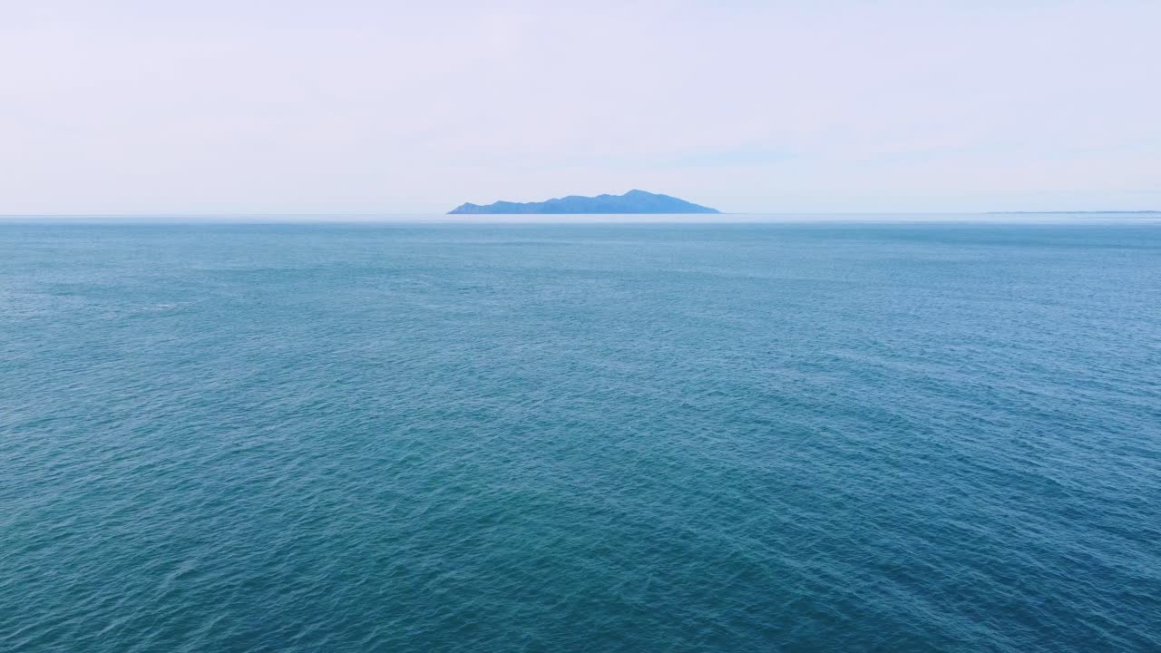 지평선에 있는 섬을 향해 날아가고 있습니다.