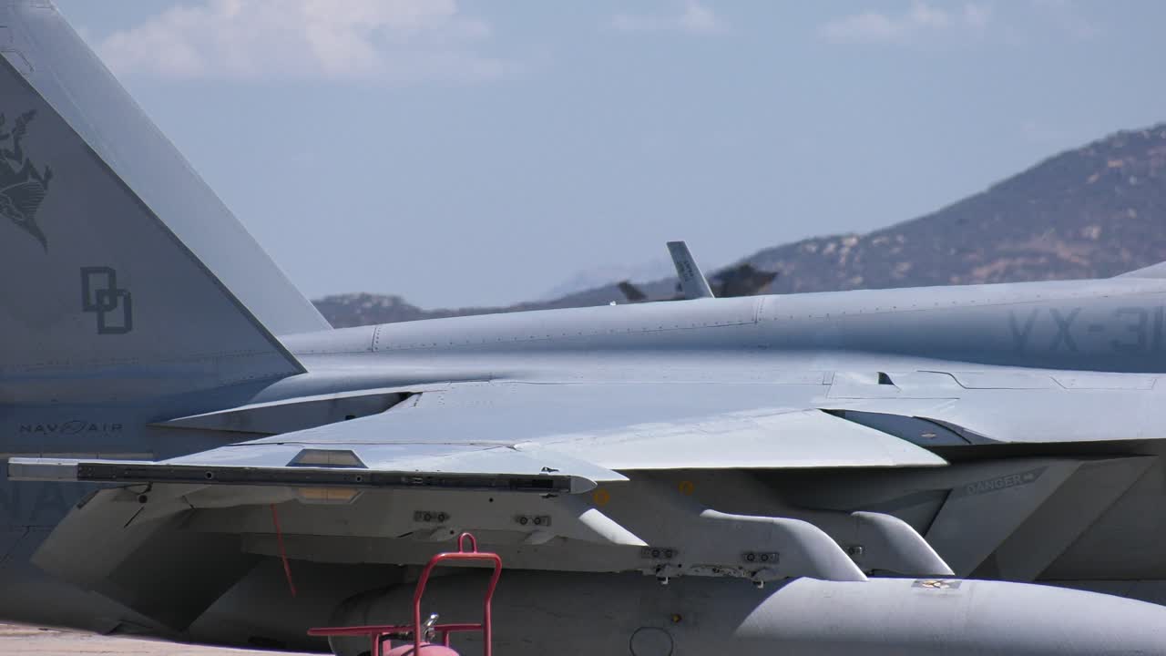 avión de combate f35 aterriza en el aeropuerto