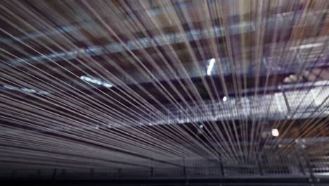 líneas de hilo en la máquina de telar en fábrica textil-1
