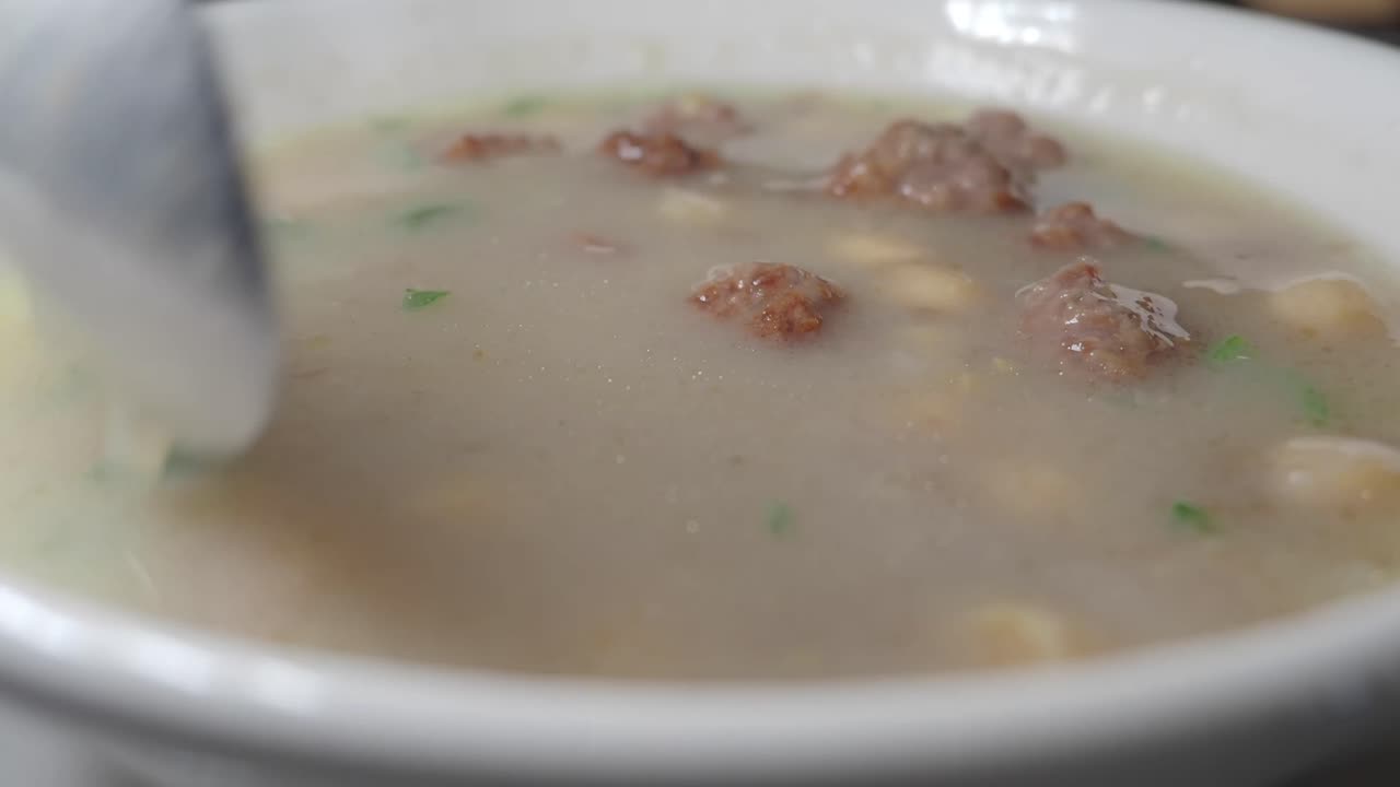 Semangkuk sup krim dengan daging dan buncis