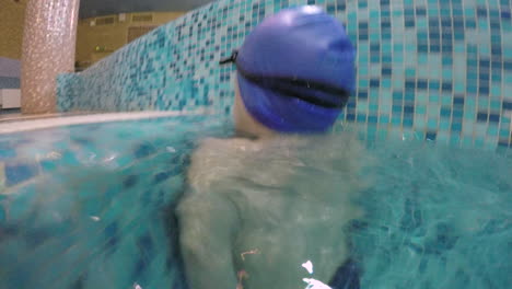 niño feliz bañándose en la piscina