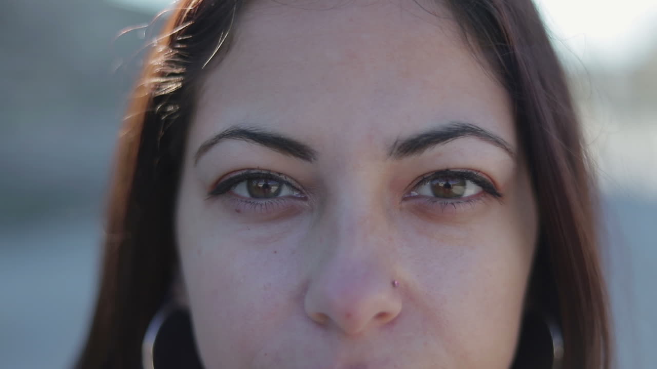 disparo de cerca de una hermosa mujer joven con ojos verdes