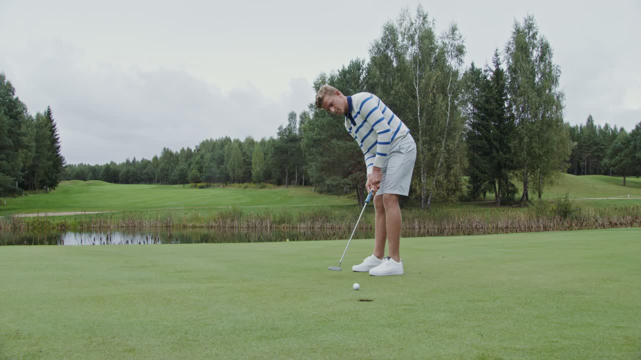 골프장 에 앉아 있는 남자